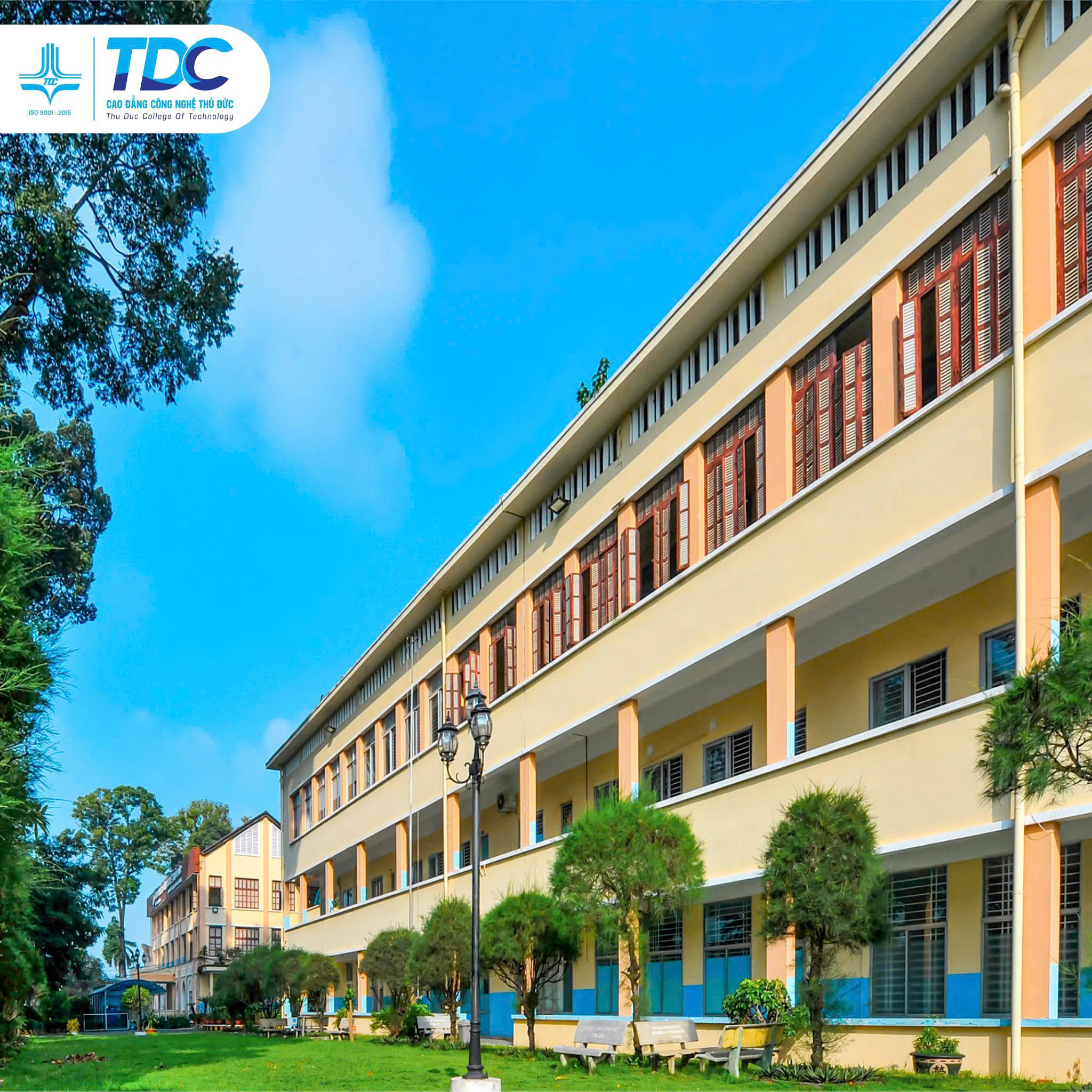 HỘI NGHỊ TRIỂN KHAI NĂM HỌC 2025 – 2026, KÝ KẾT HỢP TÁC VÀ ĐÓN NHẬN HUÂN CHƯƠNG LAO ĐỘNG HẠNG NHÌ 